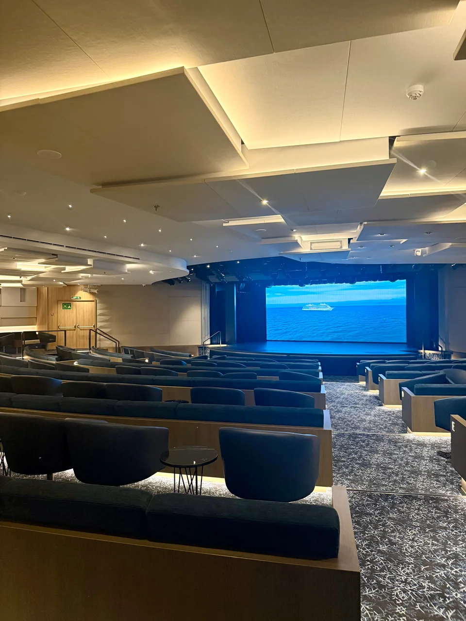 Platea e palco del teatro di Viking Mira