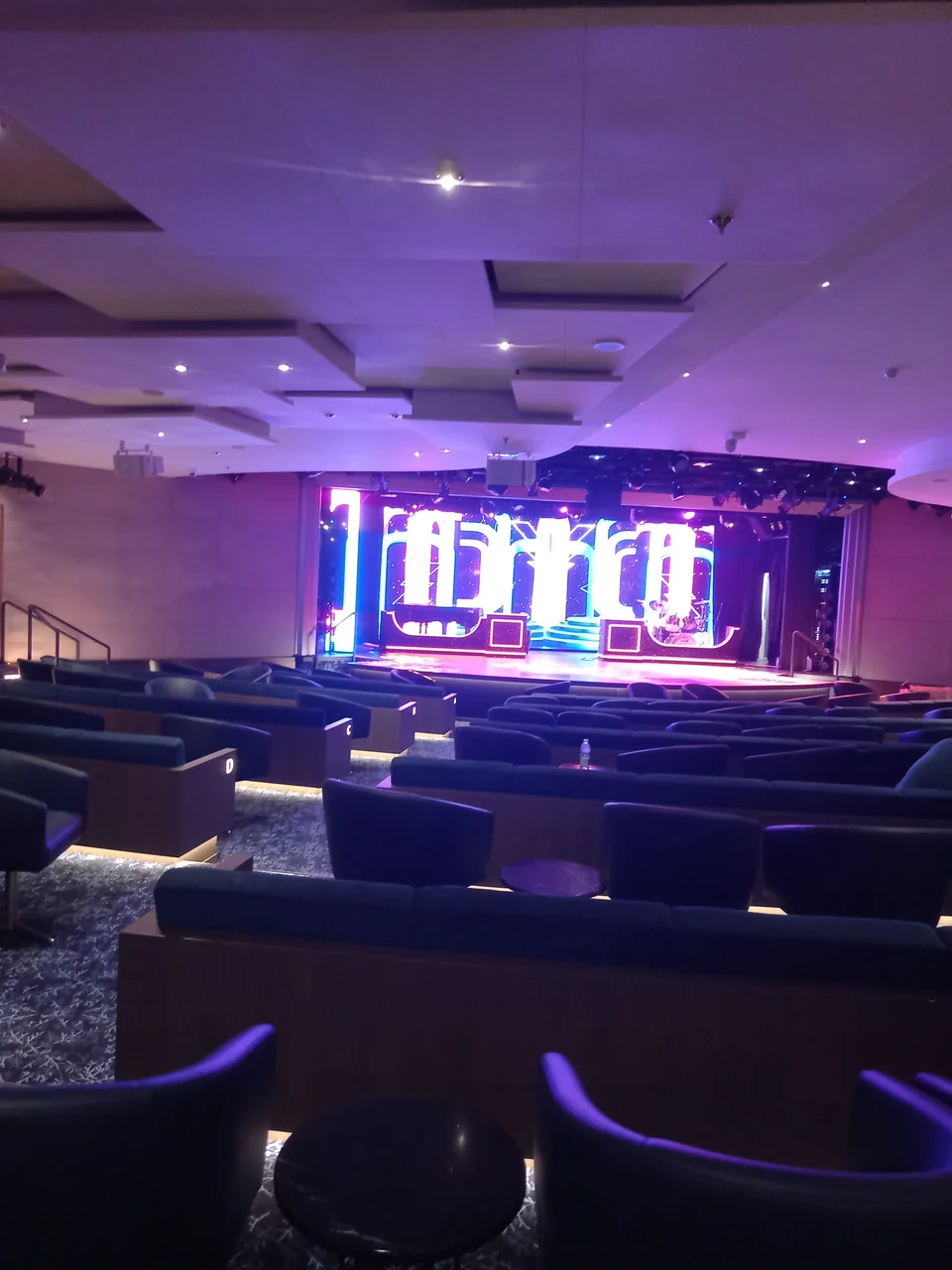 Platea del teatro con illuminazione scenica del palco