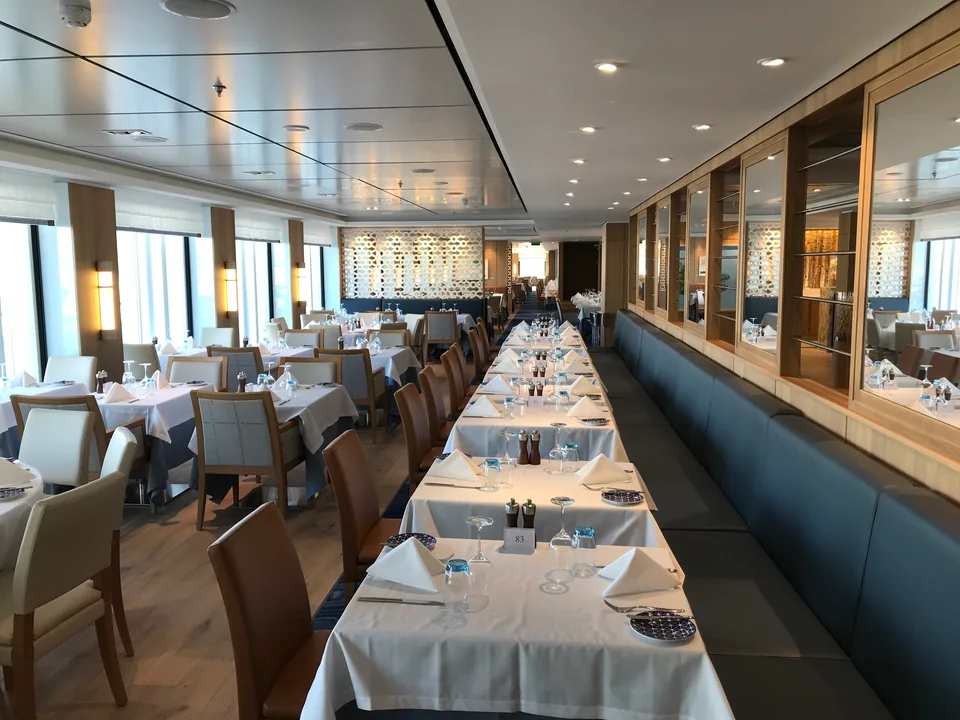 Sala ristorante apparecchiata a bordo di Viking Vela
