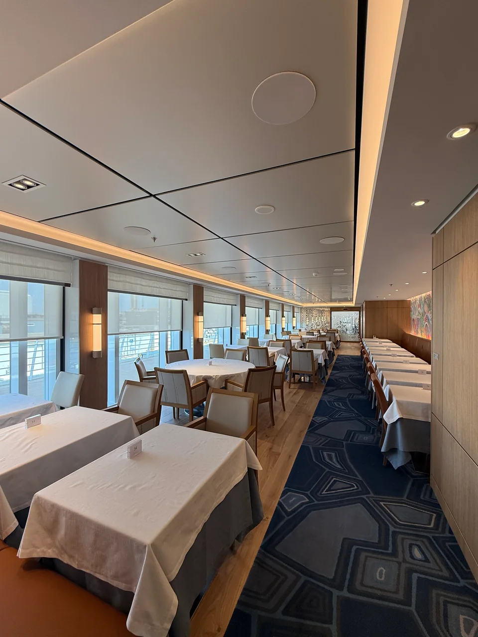 Vista longitudinale dei tavoli e del soffitto del ristorante