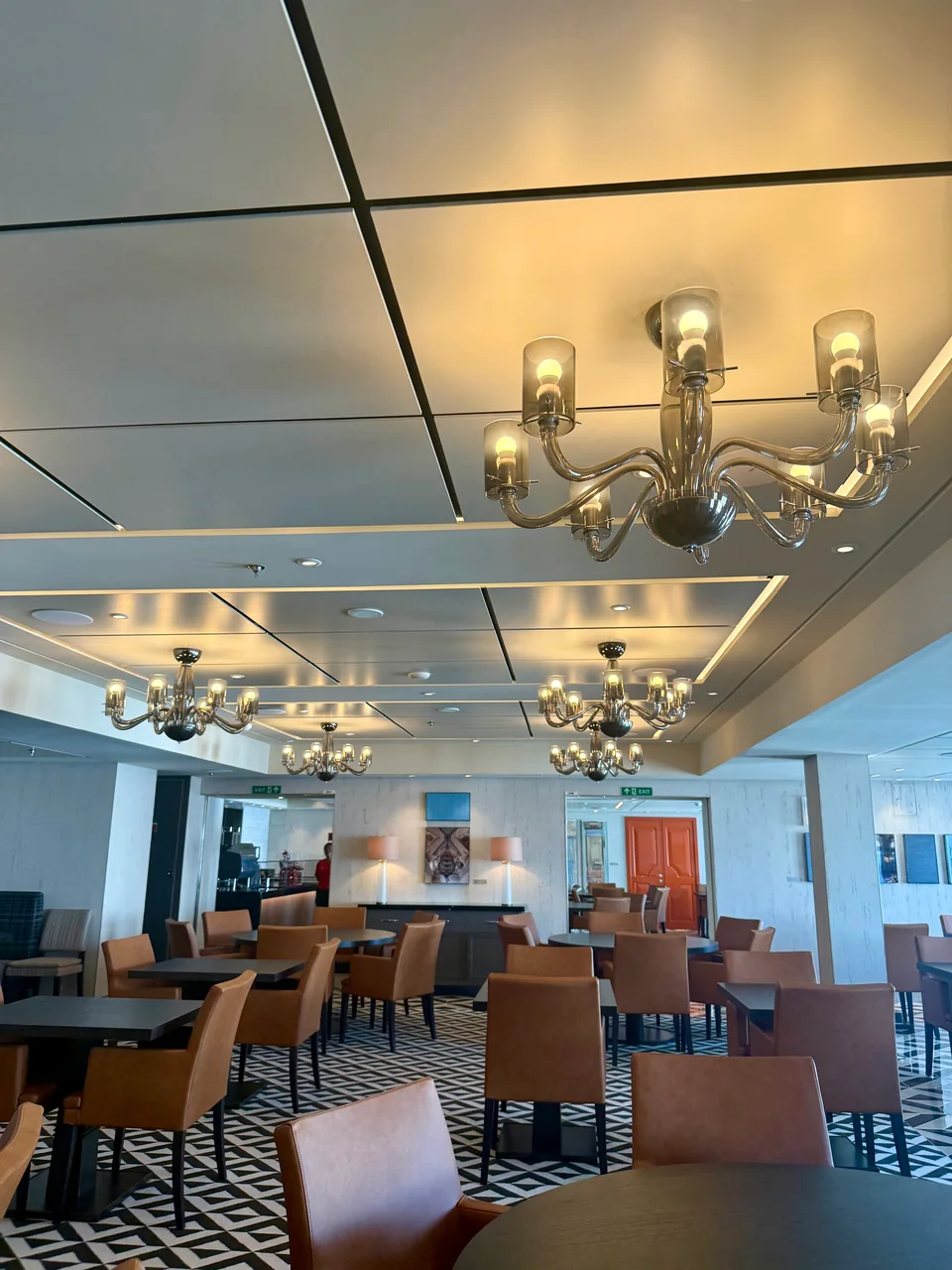 Sala ristorante con lampadari e sedute