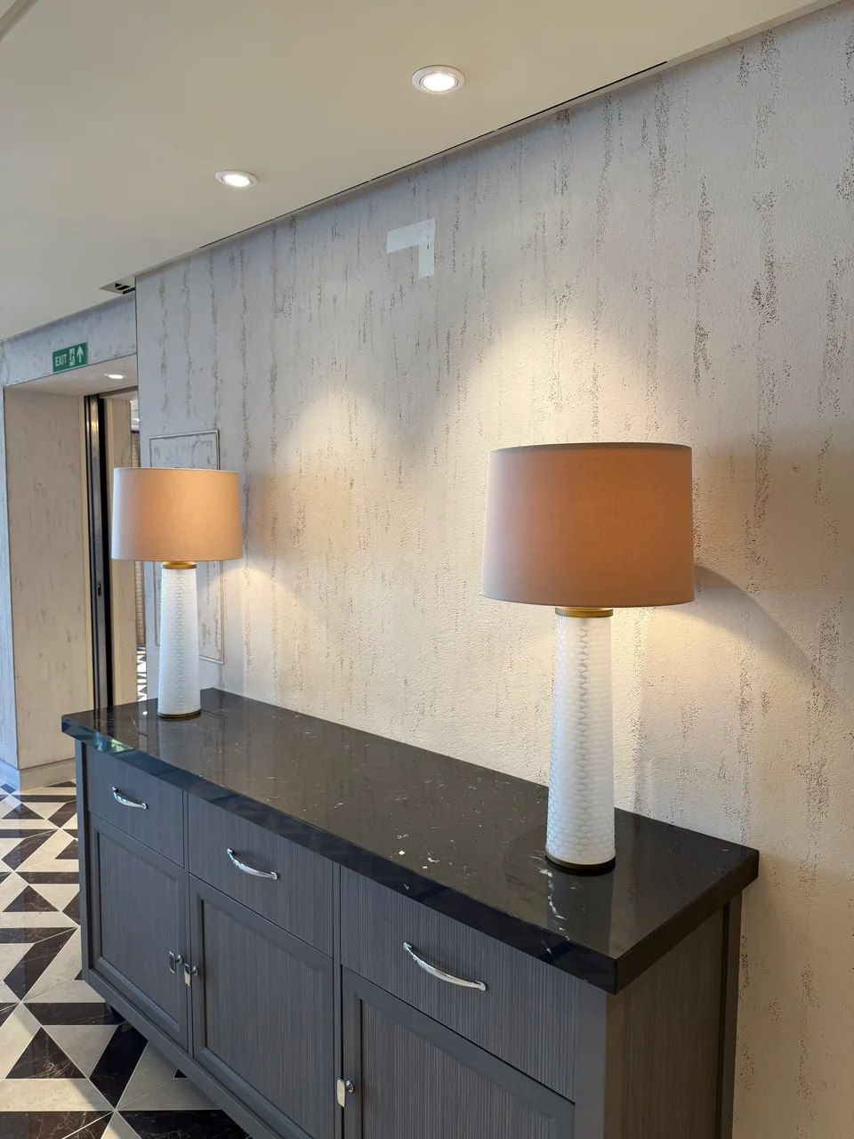 Dettaglio di lampade e mobile nell’ambiente ristorante