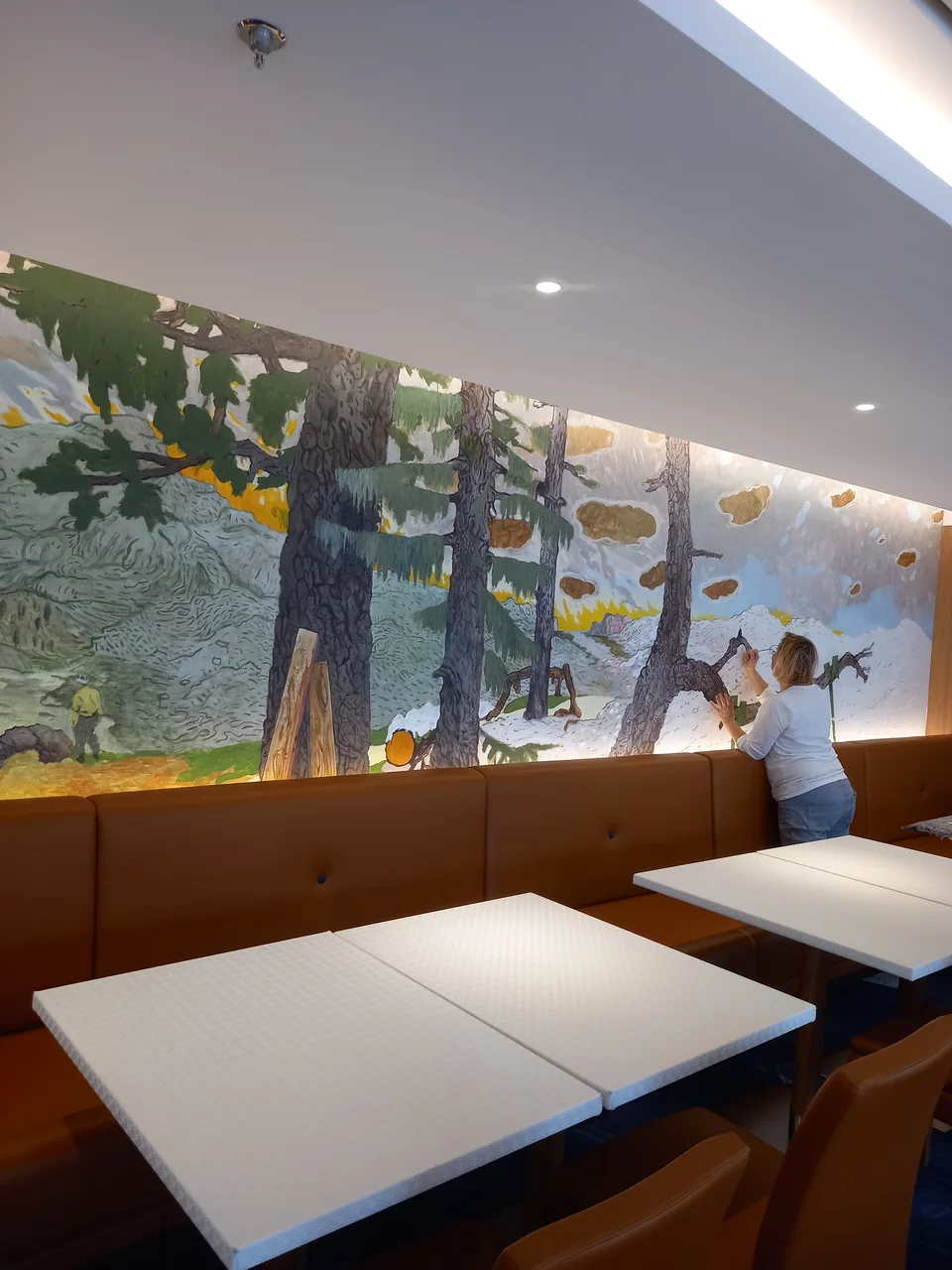 Parete decorativa e tavoli nell’ambiente ristorante