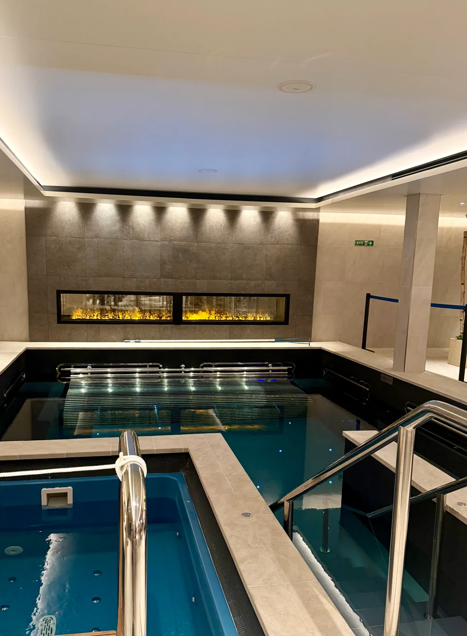Vasche interne e riflessi nell’area piscine