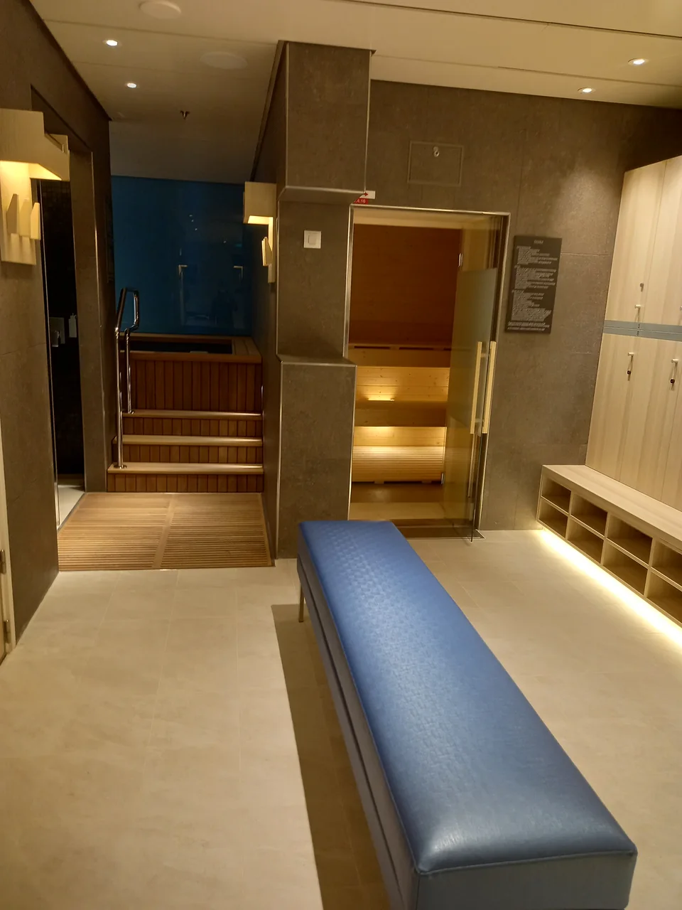 Vista dell’ambiente benessere con panca e gradini