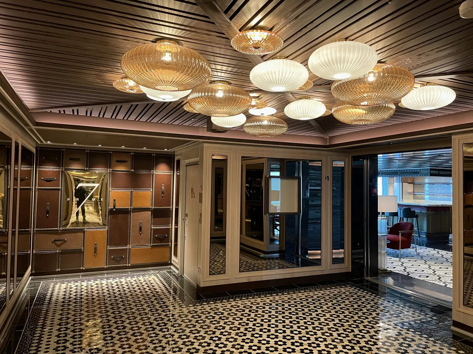 Composizione di corpi illuminanti installati in un ambiente navale