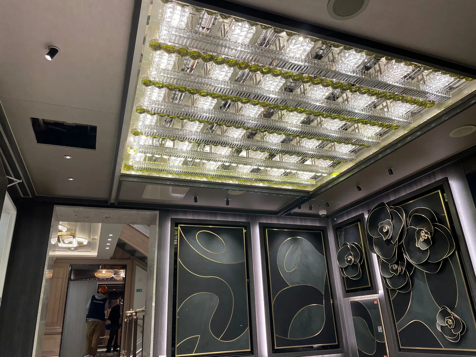 Installazione luminosa completata in un ambiente navale