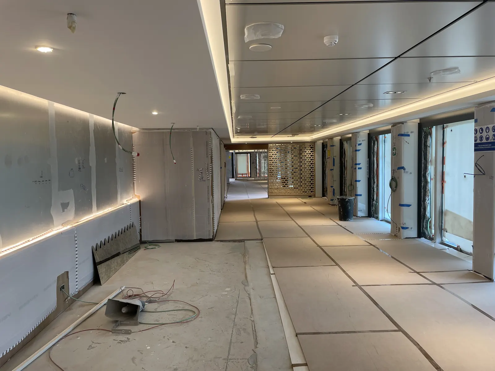 Ambiente navale durante le attività di installazione tecnica