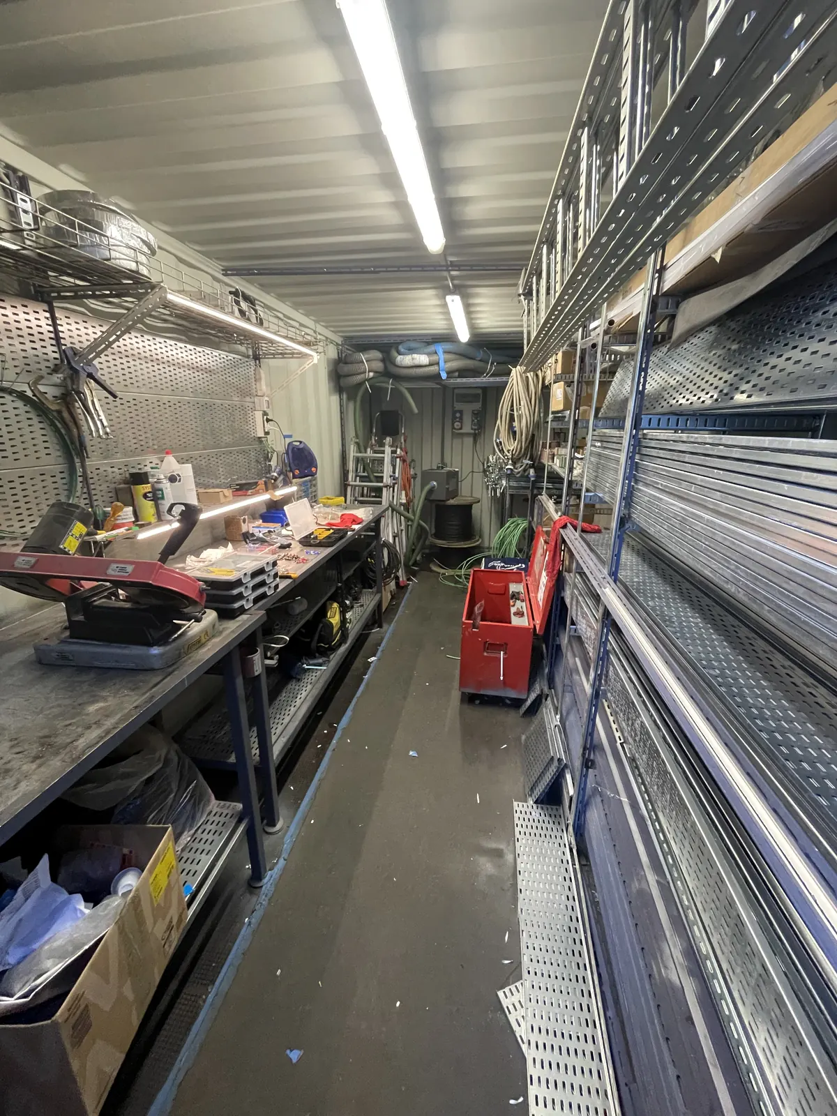 Area operativa con materiali e attrezzature predisposti